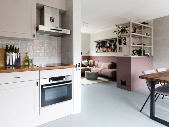 Grijze betonlook Marmoleum vloer in woonkamer/keuken